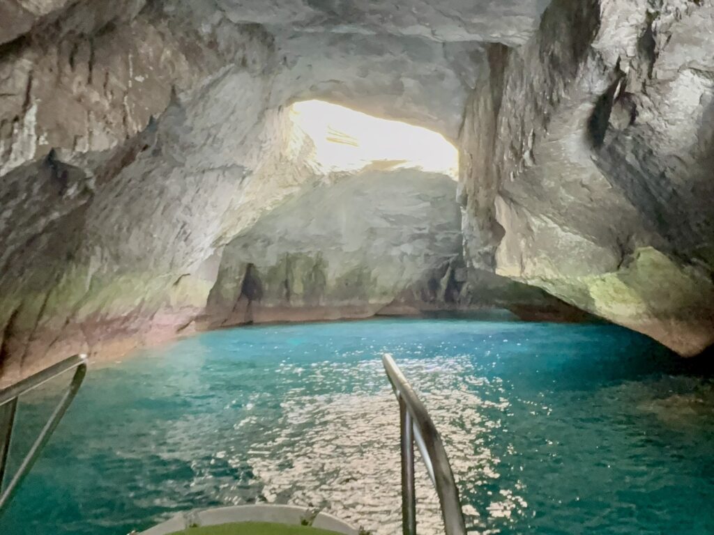 天窓洞に差し込む光で、海面がやわらかな青に染まる瞬間。