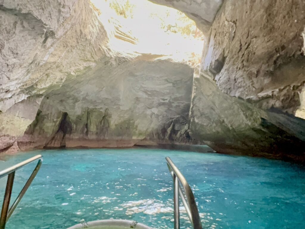 自然の光だけでこんな色に。静かな船内に、思わず小さな歓声が上がりました。