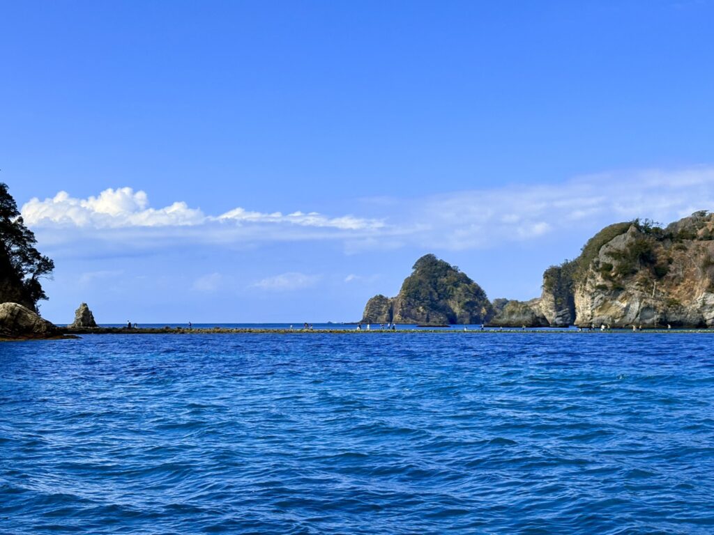 遊覧船の上から眺める堂ヶ島の海。穏やかな波と澄んだ色合いに、思わず見入ってしまいます。三四郎島へ続くトンボロ現象も見られました。