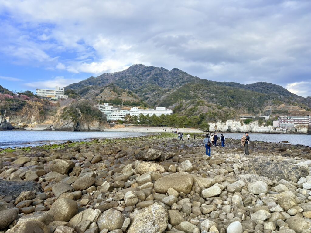 ゴロゴロとした石の上を歩きながら、海に囲まれる特別な感覚を味わえます。
