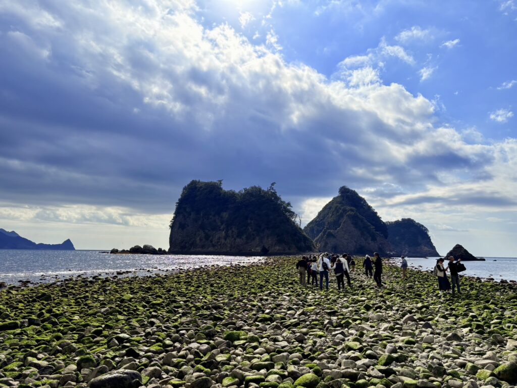 干潮時に現れる三四郎島への道。海の中に続く不思議な一本道。