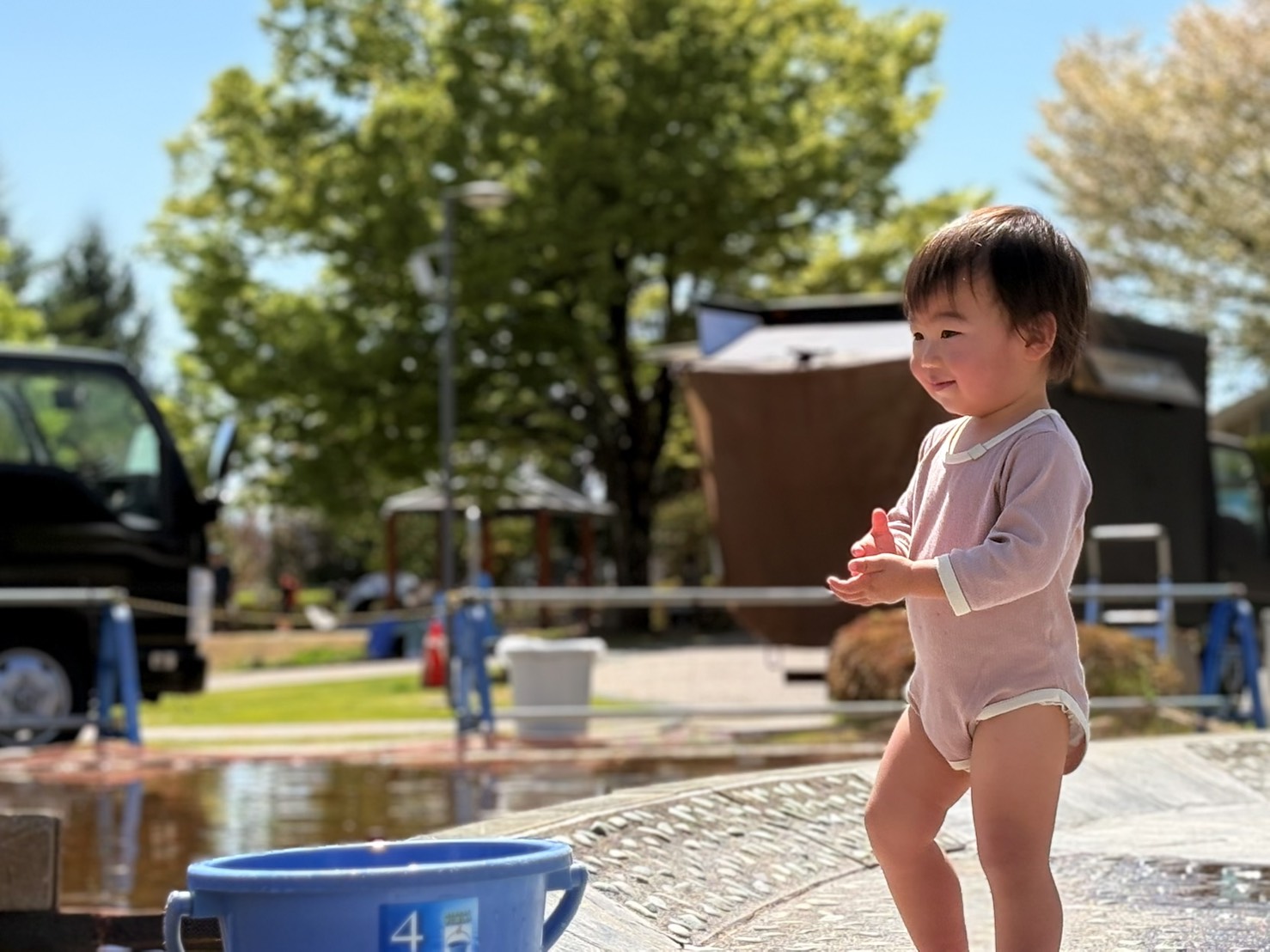 いよいよ初めての魚のつかみ取り体験にワクワク笑顔。