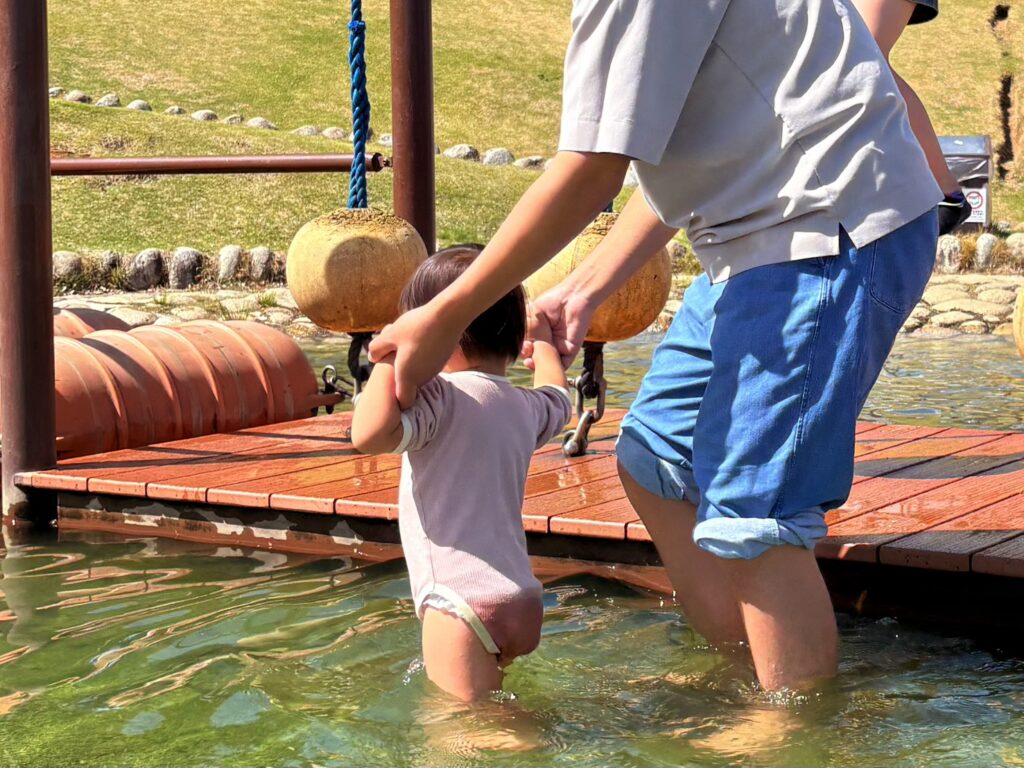 水遊びする親子。家族みんなで一日たっぷり楽しめるスポットです。