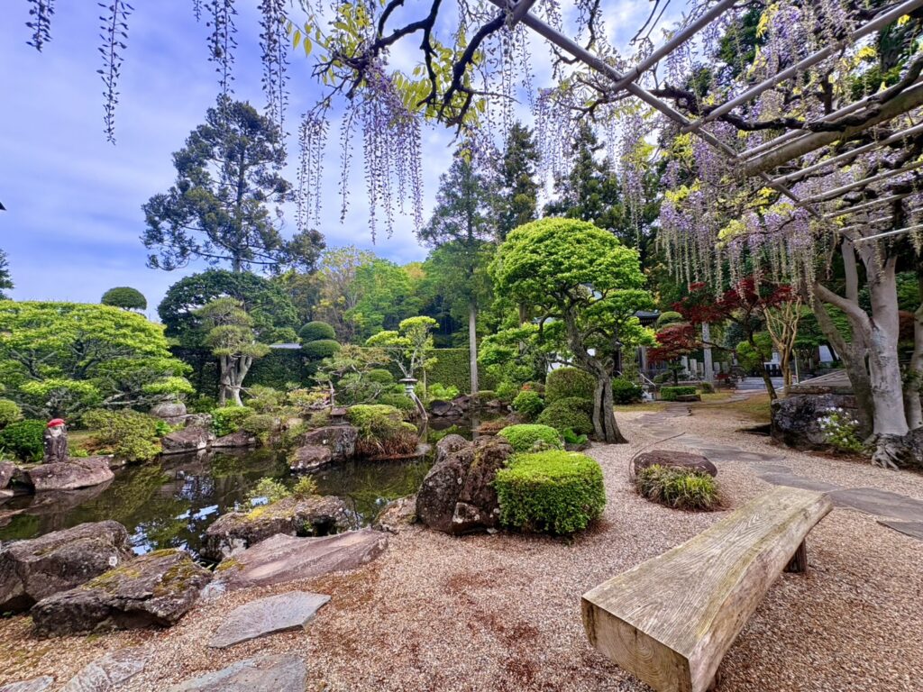 手入れの行き届いた庭園。緑と石の配置が美しく整えられています。