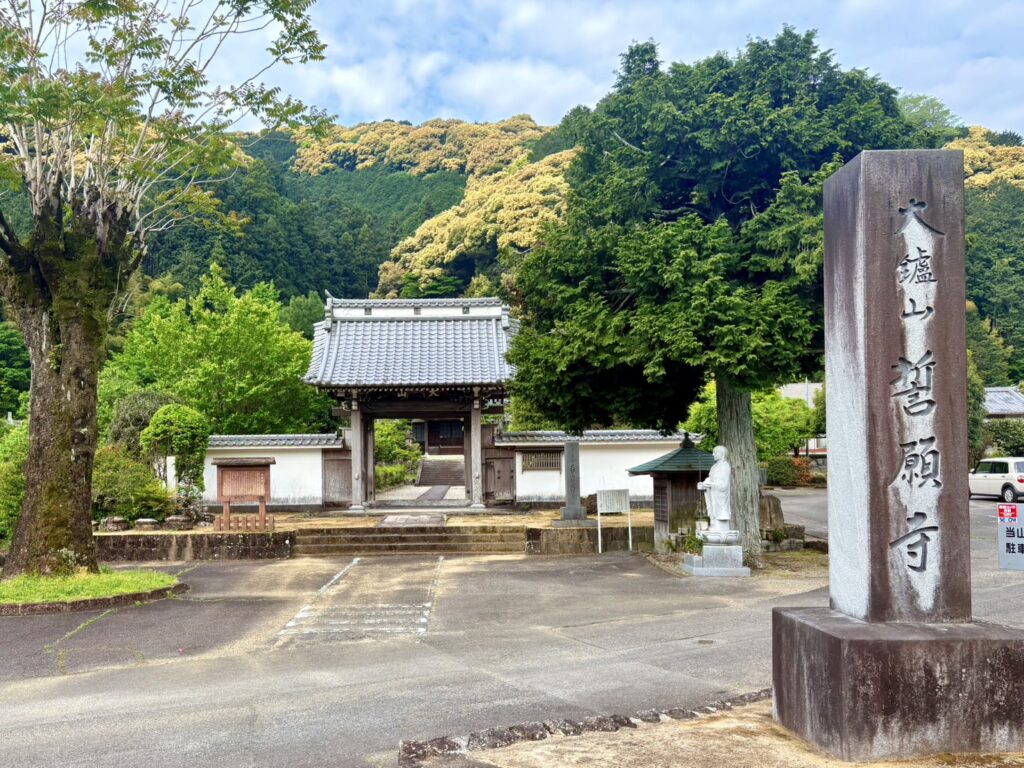 静かに佇む誓願寺。