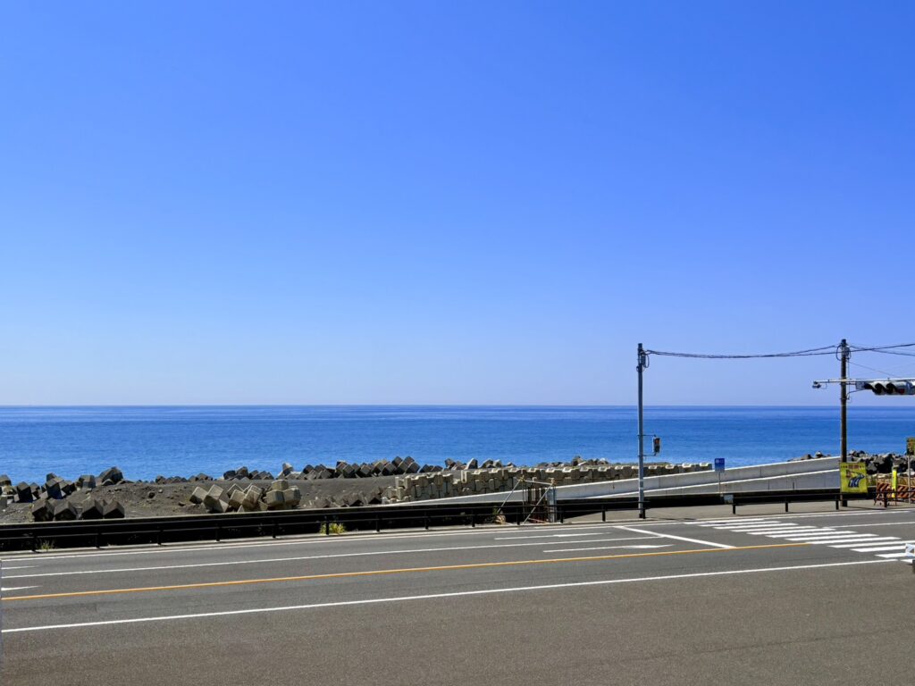 カフェの目の前には駿河湾の海が広がり気持ち良い潮風がふいています。