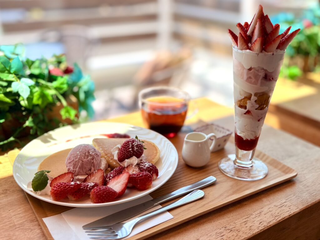 カフェでいただくいちごたっぷりスイーツプレート。