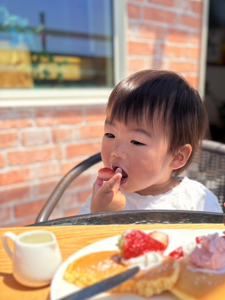 家族で楽しむ静岡のいちごスイーツ。