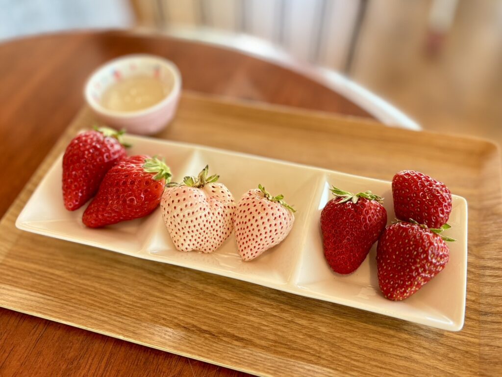 甘くてジューシーないちごスイーツ、白いいちごがあります。