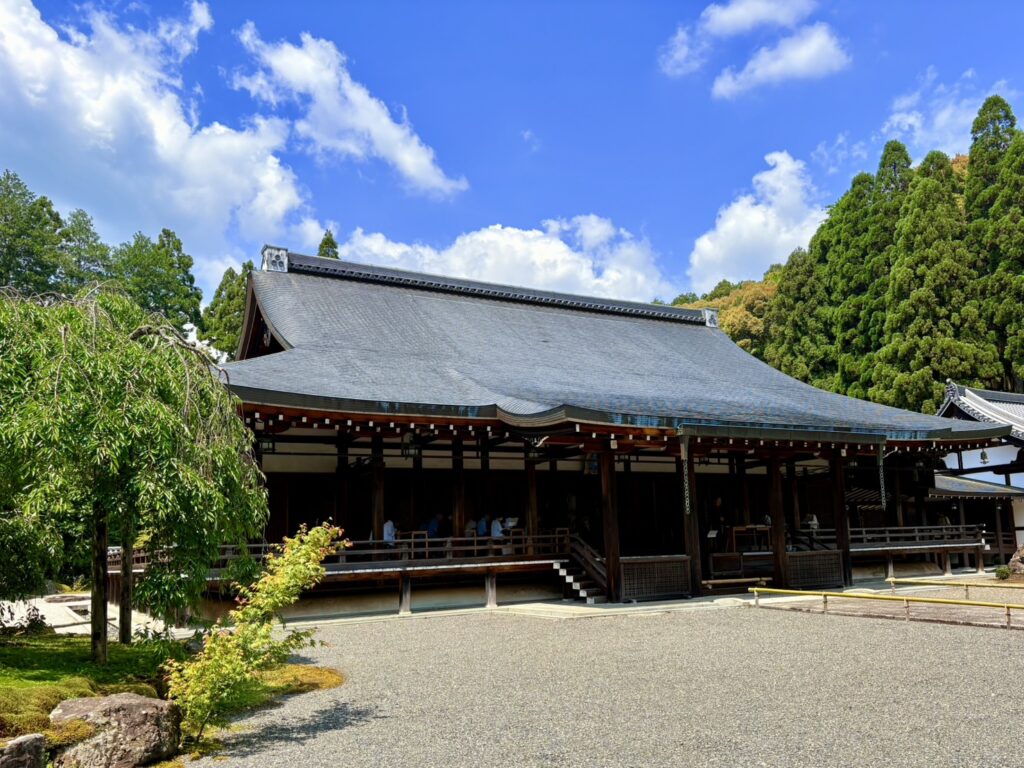 木々に囲まれた西芳寺の本堂