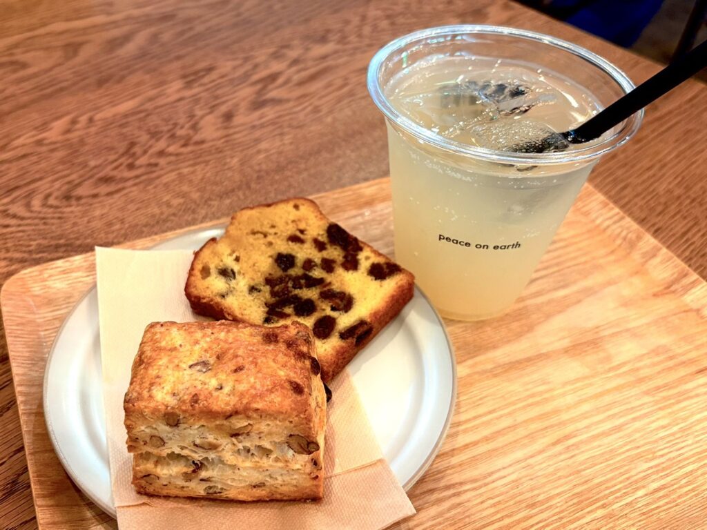 バンブーコーヒーで注文した、スコーンとパウンドケーキ、ジンジャーエール。