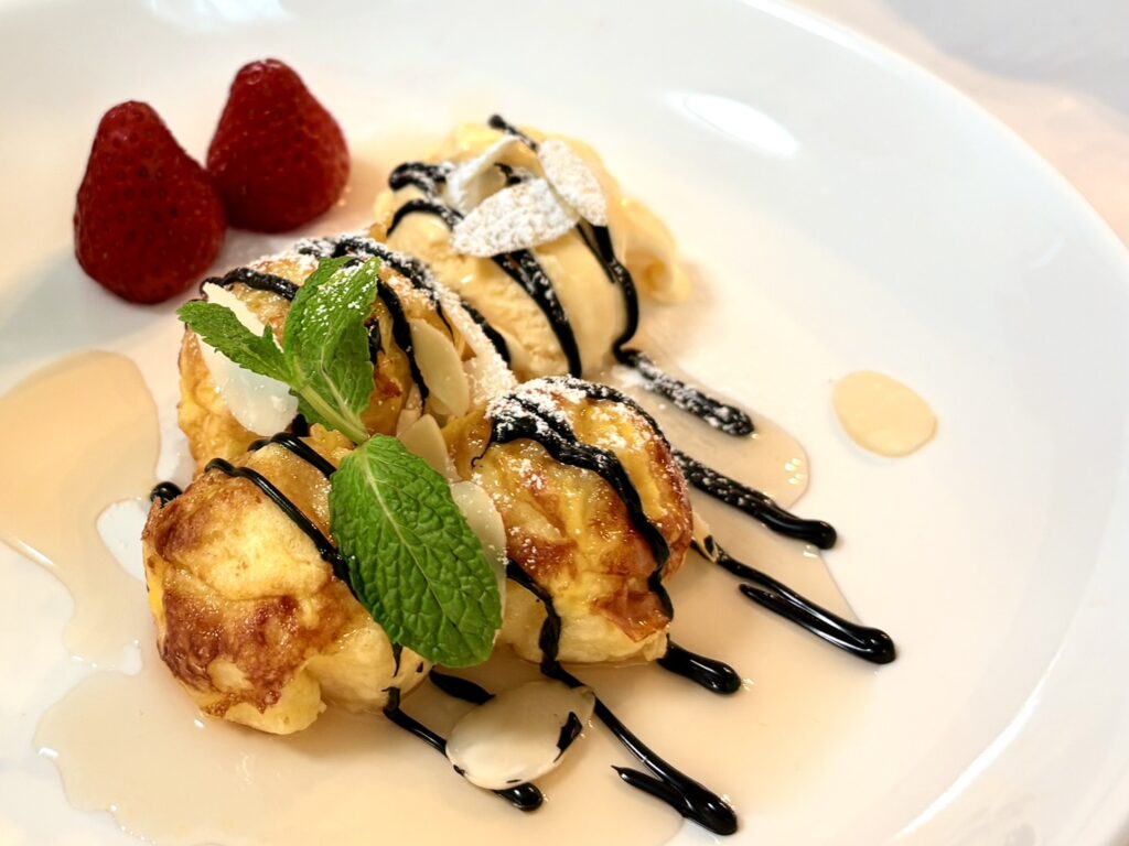 タコパの締めは、たこ焼き器で作るデザート。カフェ風に盛り付けました。いちごやチョコレート、アイスも添えました。