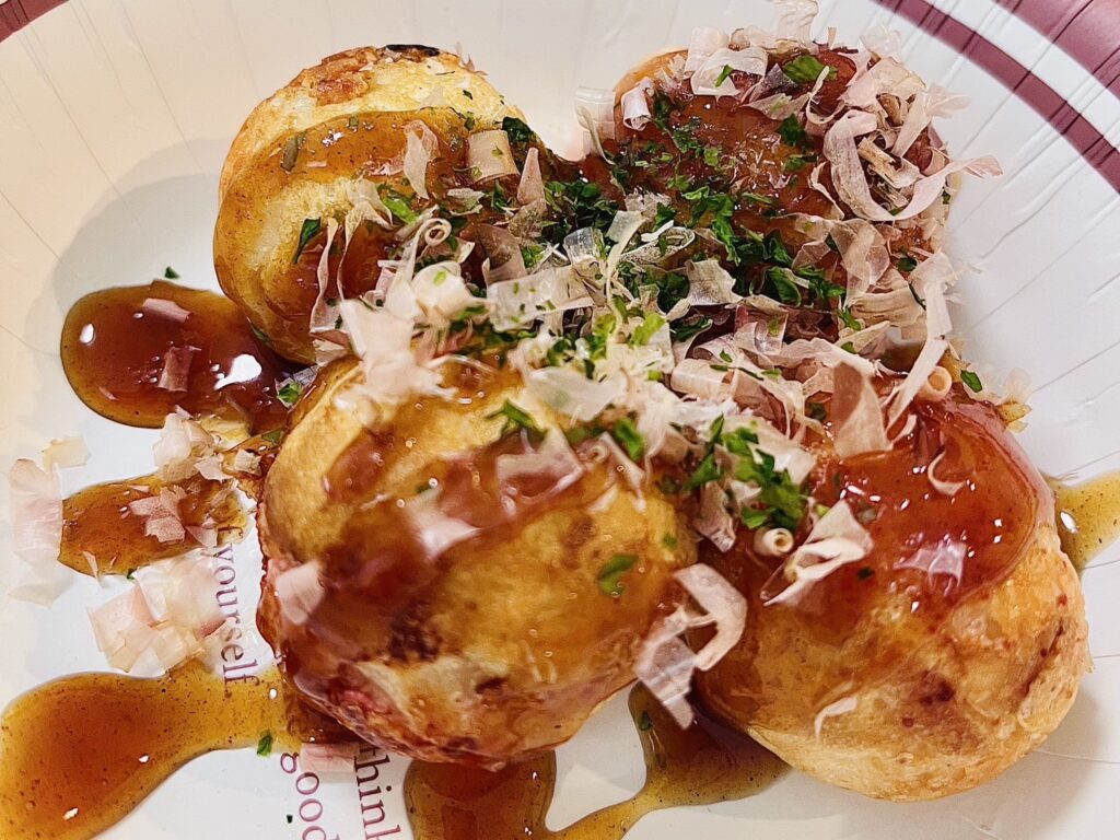外はカリッと中はとろっと焼き上がったたこ焼き。おうちで楽しむたこ焼きパーティーの一皿。