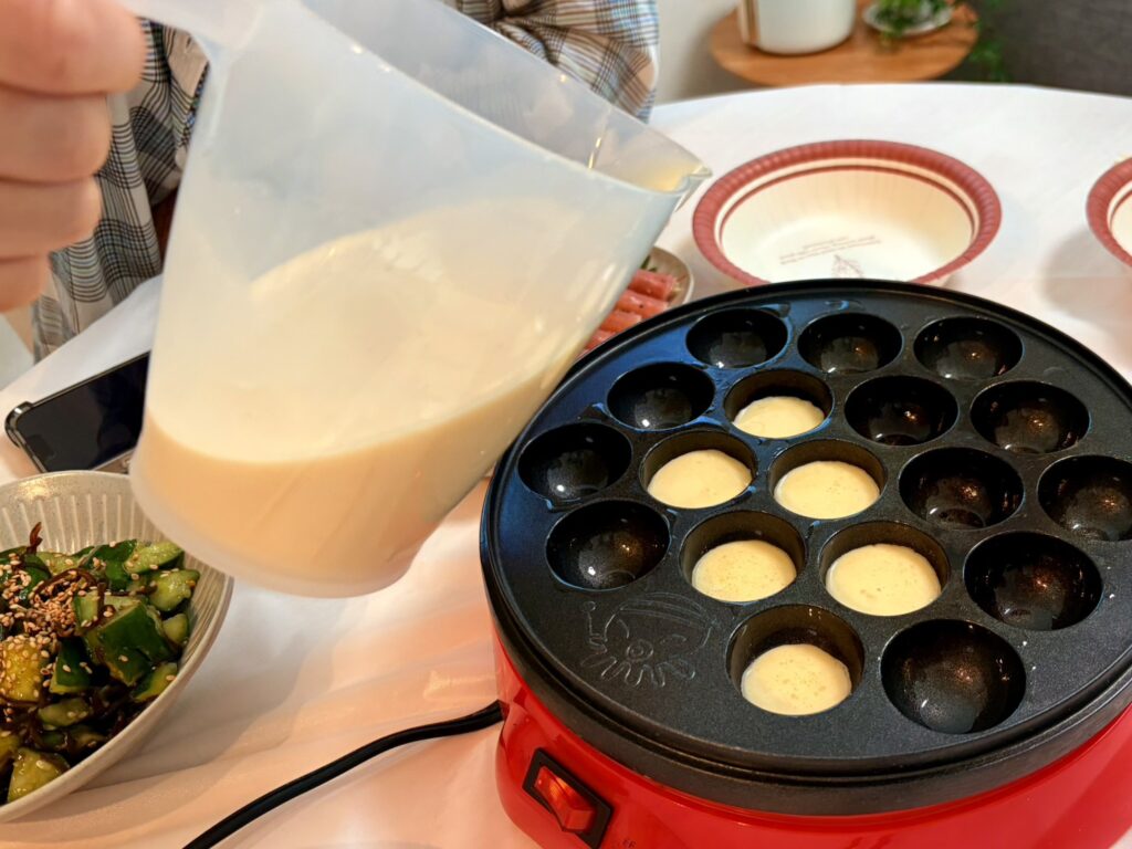 たこ焼き器で焼きながら楽しむおうちタコパ。