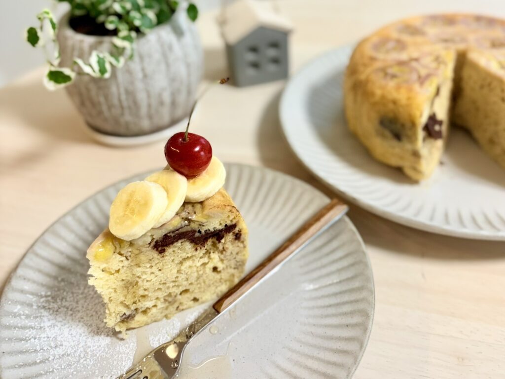 炊飯器で作った豆乳バナナケーキ。粉砂糖とメープルシロップを添えて、カフェ気分のおやつ時間。