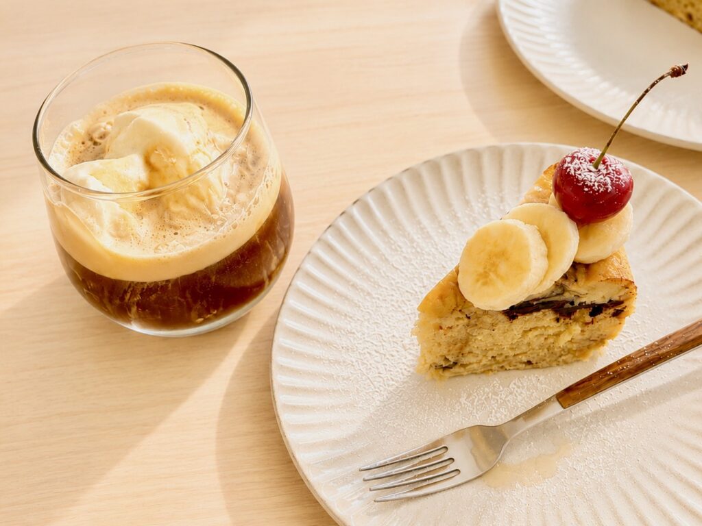 前日に炊飯器で作ったバナナケーキとコーヒーフロートでティータイム。