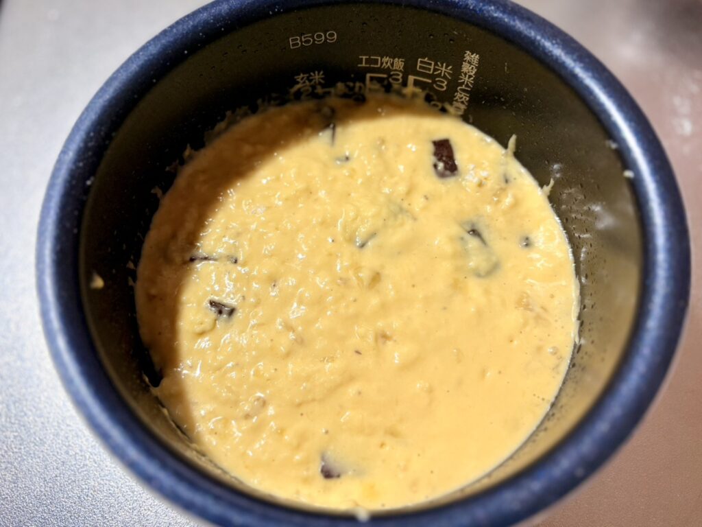 豆乳バナナケーキの生地を炊飯器に流し入れた様子。ブラックチョコを加えた生地です。