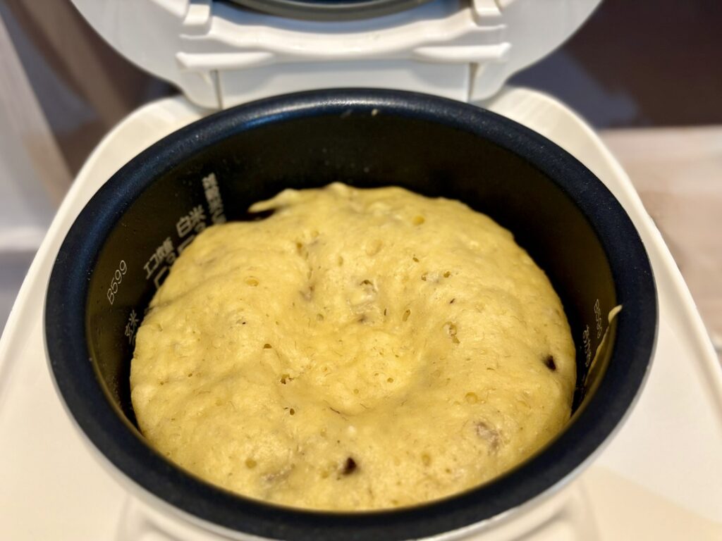 炊飯器でしっとり焼き上がった豆乳バナナケーキ。