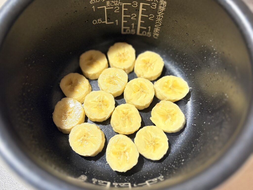 炊飯器の内釜に輪切りバナナを並べた様子。