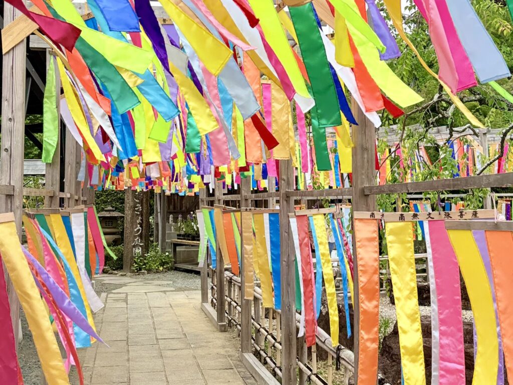 境内に立てられた「如来旗」は、風を受けるたびにゆるやかに揺れ、布が波のようにうねりながら空へと流れていく。その動きは一定ではなく、風の強さに応じてしなやかに形を変え、まるで仏の教えが静かに広がっていくかのような、落ち着いた存在感を放っていた。