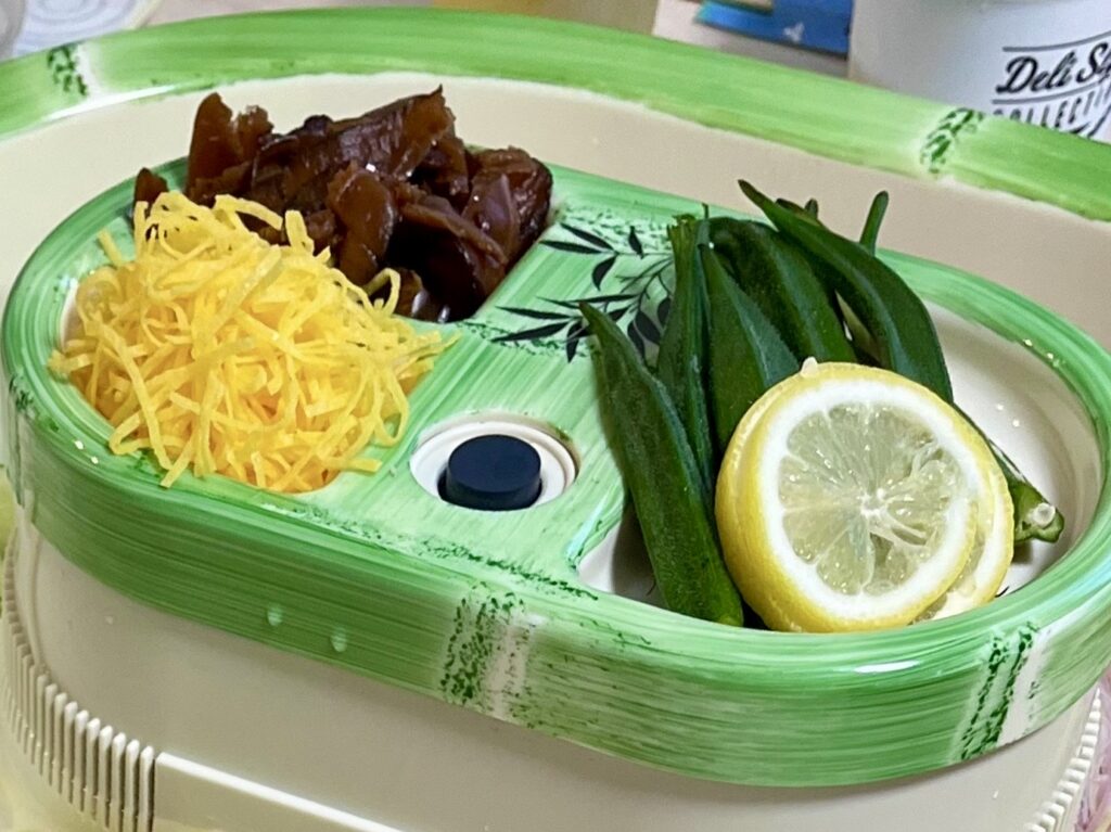 定番のめんつゆには、しいたけの甘辛煮や錦糸卵、オクラも添えました。
