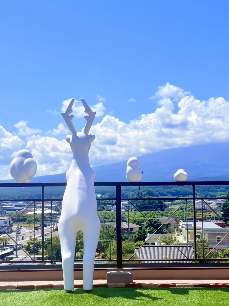 富士山麓の動物たちをモチーフにした「ふじの住人たちのピクニック」。 富士山麓の動物たちの後ろ姿がかわいいフォトスポット。
