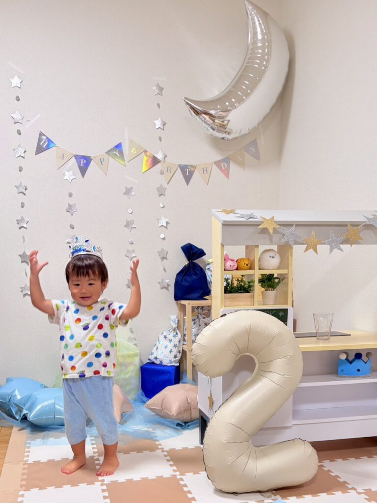 誕生日の飾り付けをした部屋で笑顔
