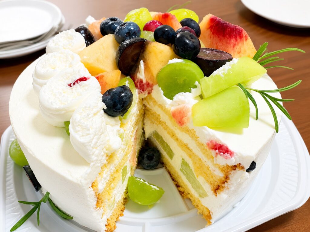 はなとうさぎの誕生日ケーキの断面。クッキーを外して、一切れ切り取ってみると、中はこんな感じでした。