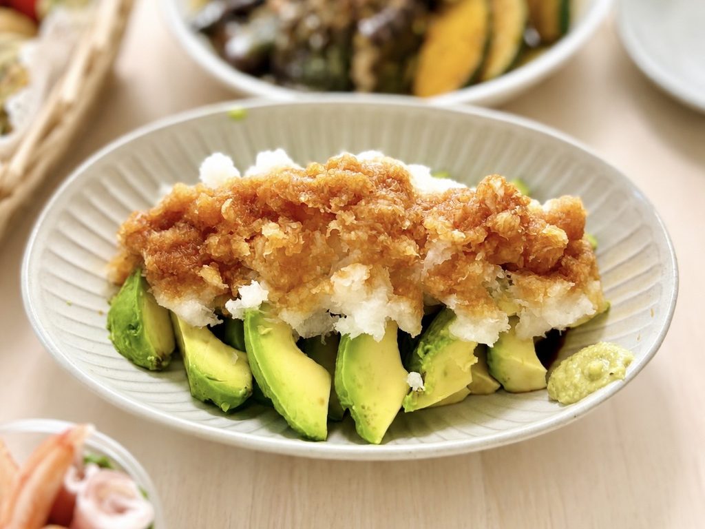 大根おろしとわさび醤油でさっぱりいただくアボカド料理。