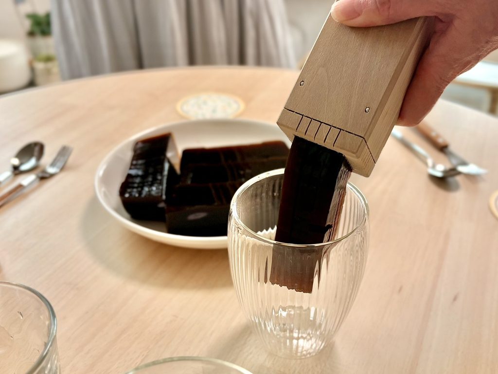 心太突きからコーヒーゼリーがにゅるっと出てくる楽しい盛り付け風景。