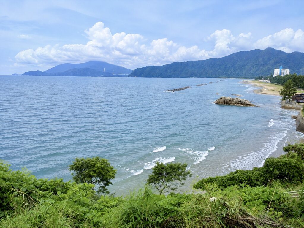 くろまつ号の車窓から眺める海沿いの景色