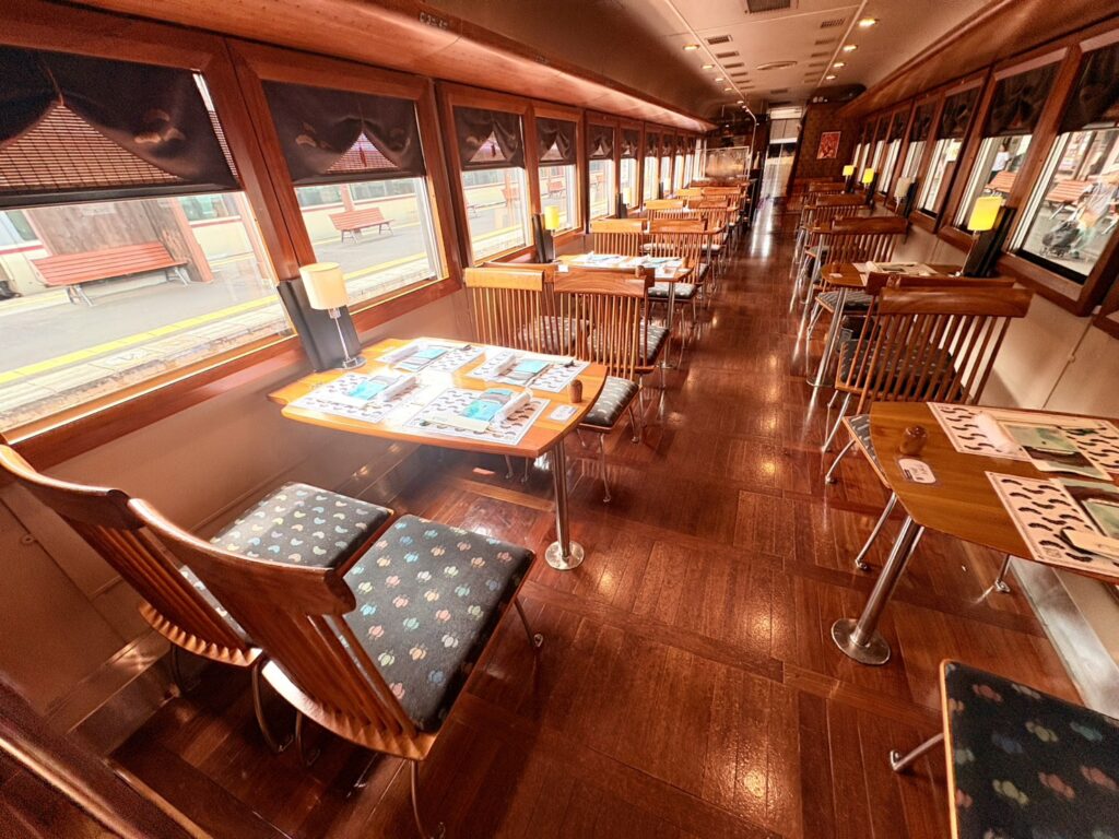 天然木を贅沢に使った、落ち着いた雰囲気のくろまつ号車内