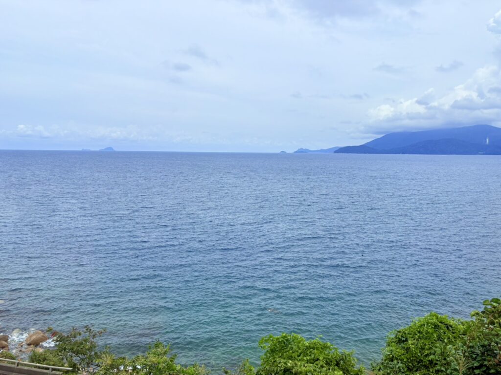 若狭湾を望む奈具海岸でしばらく停車するくろまつ号
