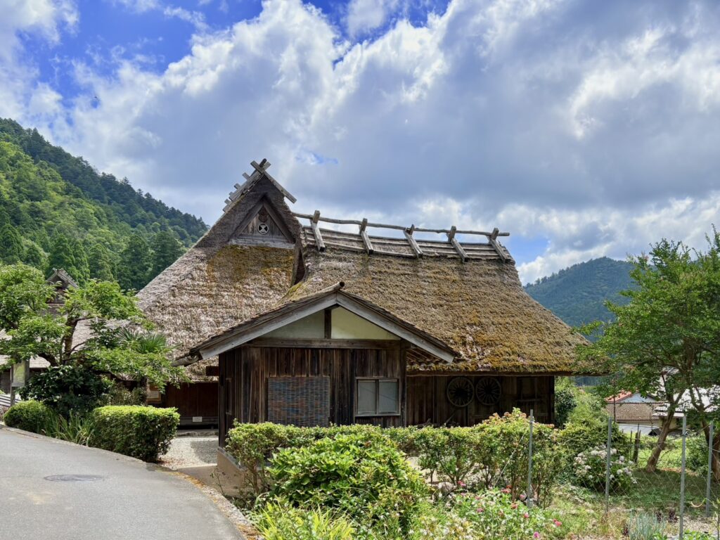 夏の美山かやぶきの里の風景