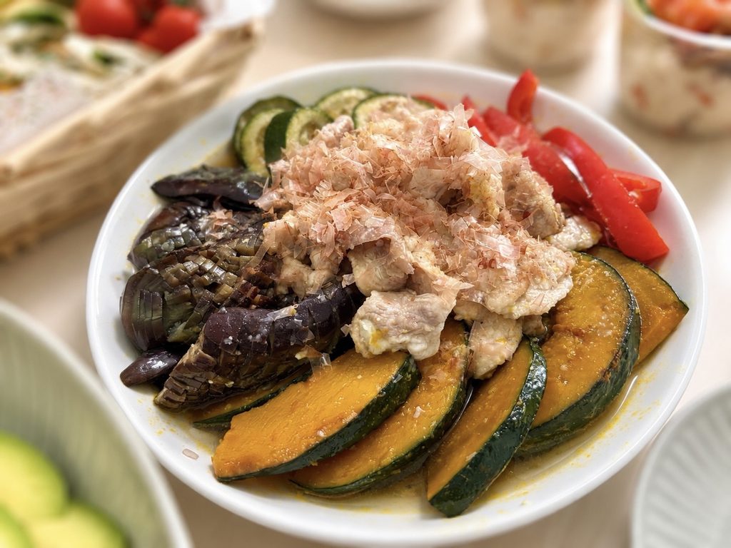 なす、ズッキーニ、パプリカ、かぼちゃと豚肉を合わせた夏野菜と豚肉の焼き浸し。