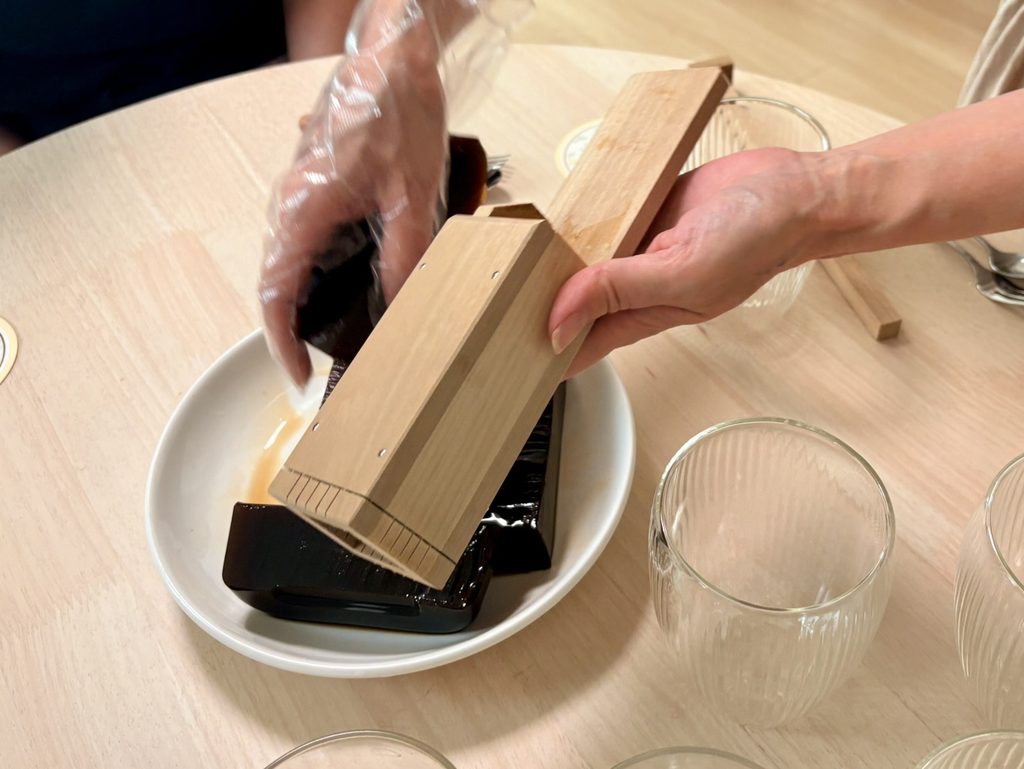 心太突きを使って、コーヒーゼリーを器に盛り付けているところ。