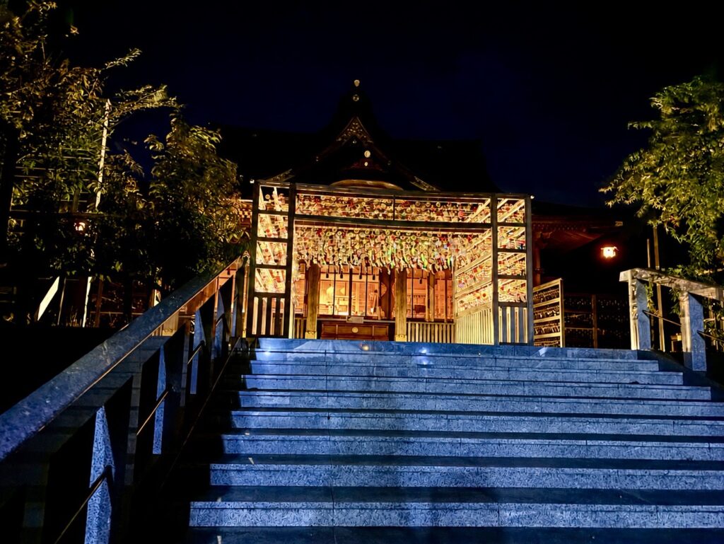 夜の参道を彩る色とりどりの風鈴。明かりに照らされた風鈴が参道を彩り、昼間とは違う幻想的な雰囲気です。