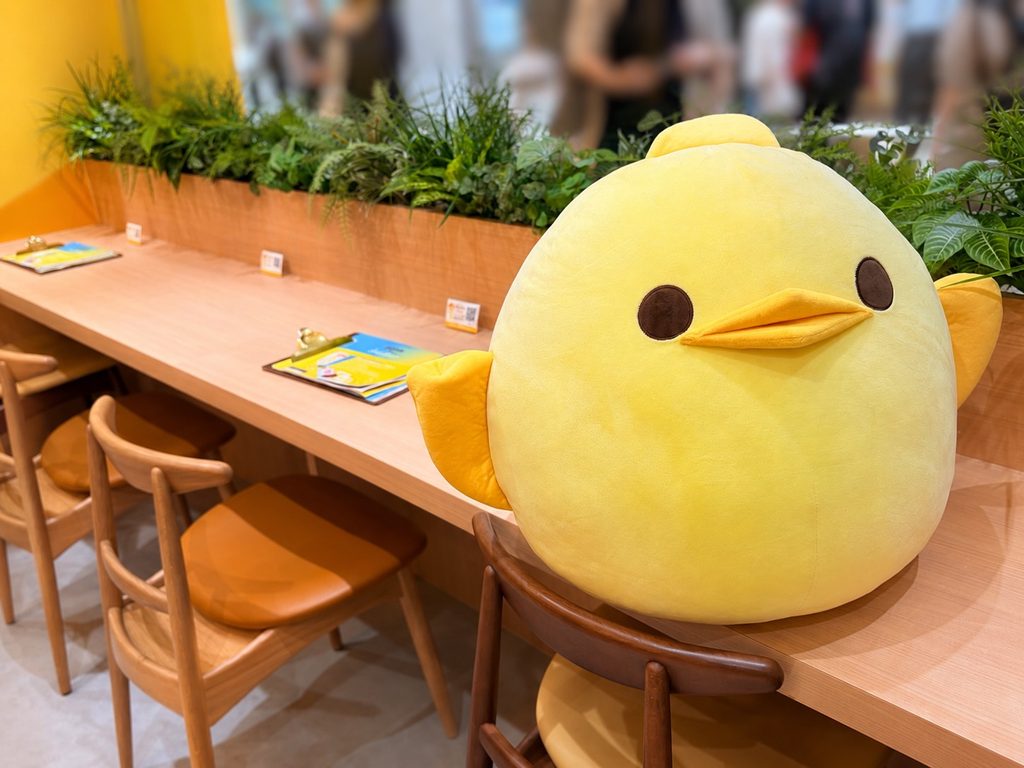 ぴよりんvillage店内に並ぶぴよりんのぬいぐるみ