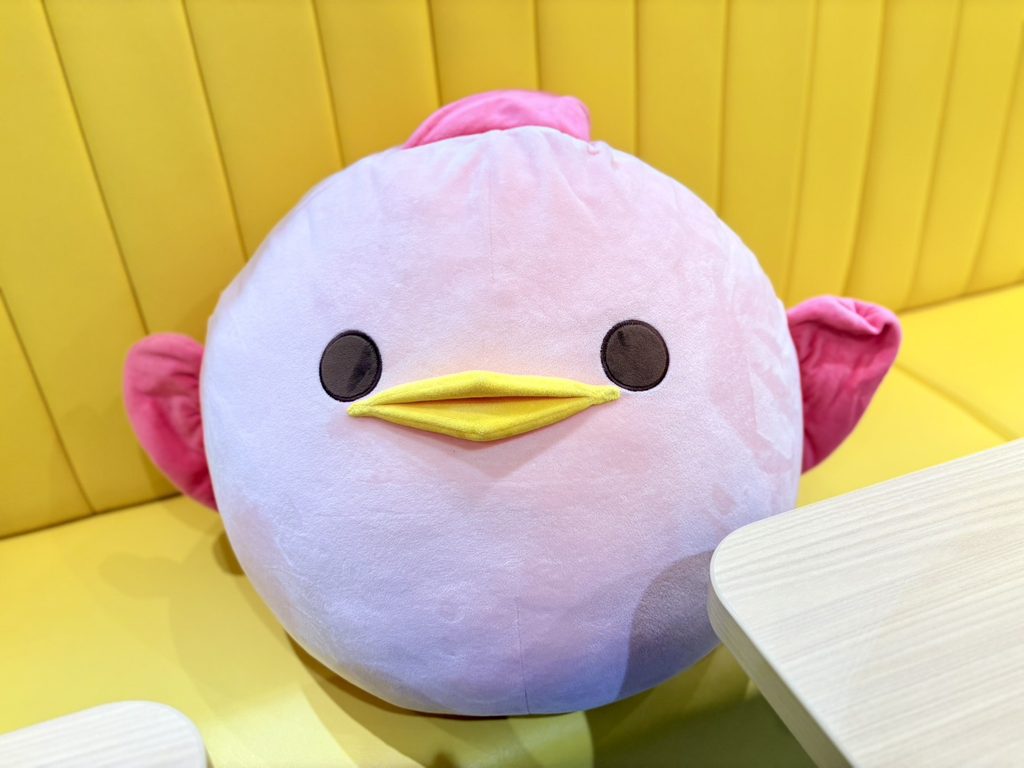ぴよりんvillage店内に並ぶぴよりんのぬいぐるみ。ピンクのぴよりんもいます。