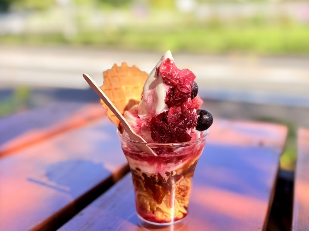 バラの花びらとローズヒップを添えたソフトクリーム