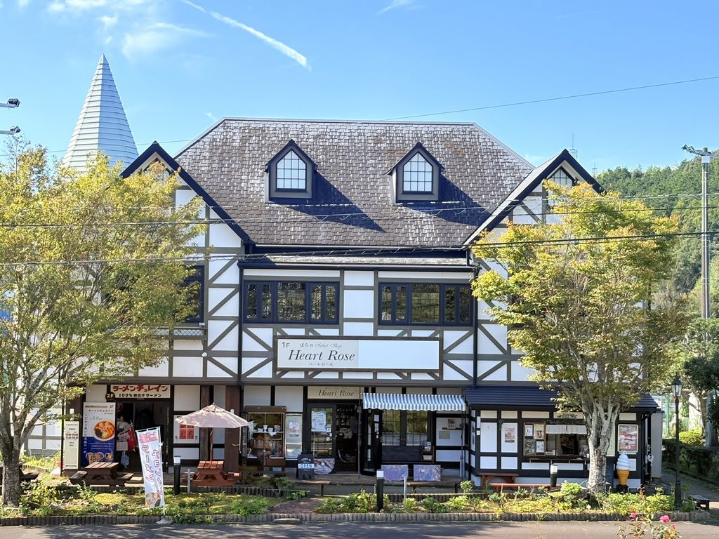 ばらの館1階にあるバラ雑貨専門店「ハートローズ」